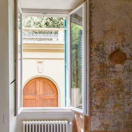Ee Luxury Apartman *